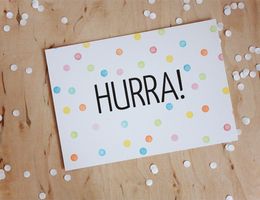 Postkarte "Hurra!" Konfetti Geburtstag